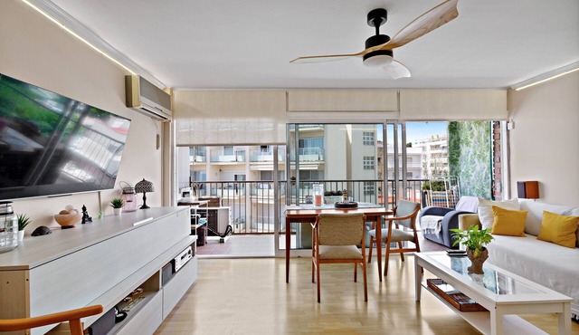Apartment 'Precioso Piso Frente Al Mar' with Balcony, Wi-Fi and Air Conditioning