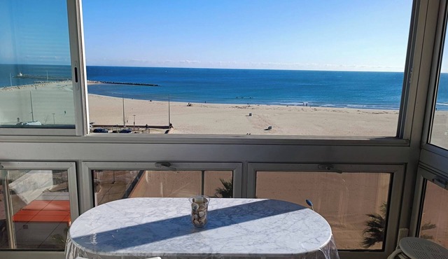 Apartment facing the sea