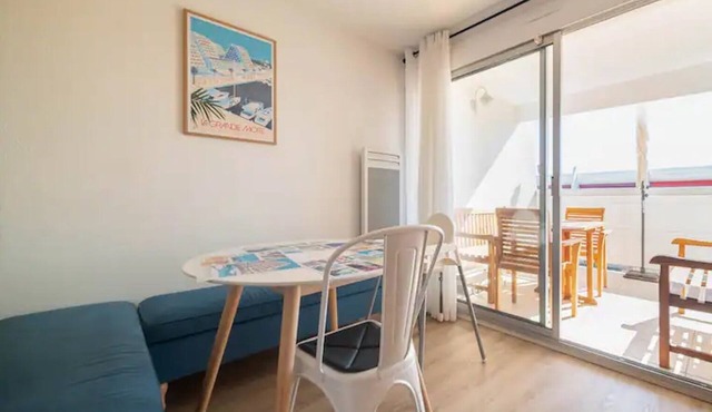 Apartment F2 terrace "Port Athena" 150 m from the beach