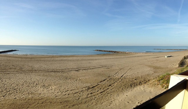 Apartment F3 1st line Carnon East, feet in the water