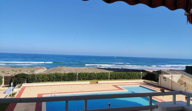 Apartment facing the sea, with private access to the beach and pool.
