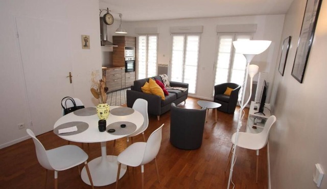 Apartment facing Vallée Village - very close to Disneyland