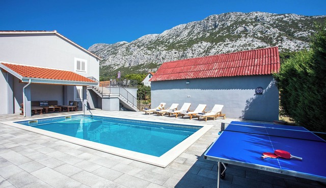 Apartment Family dream for 8 with private heated pool and jacuzzi!