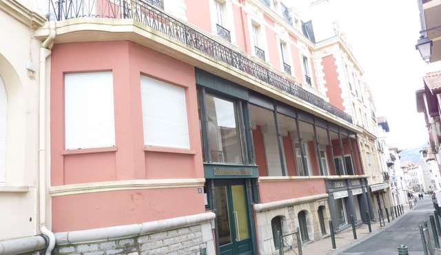 Apartment feet in water, historic center on foot