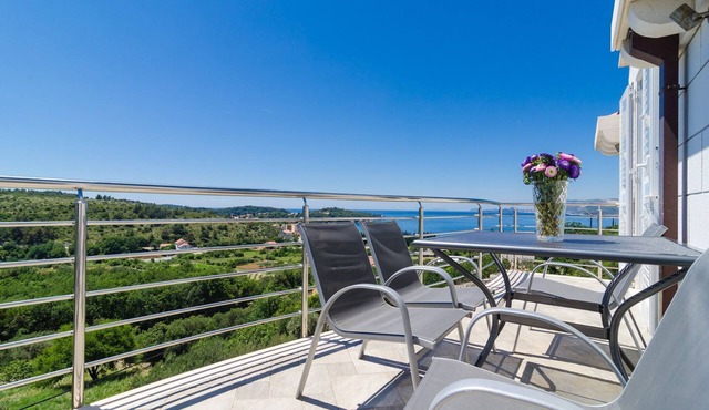 Apartment Feel Phili - Two Bedroom Apartment with Balcony and Sea View
