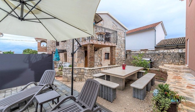 Apartment Fiorela II in Villa Valtrazza with Shared Pool