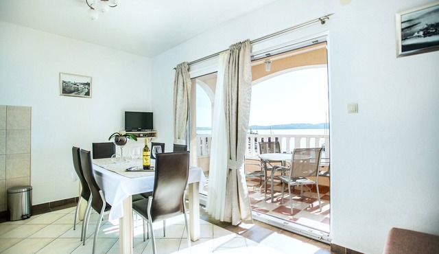 Apartment for 4+2, Seget Donji ❤, by the beach