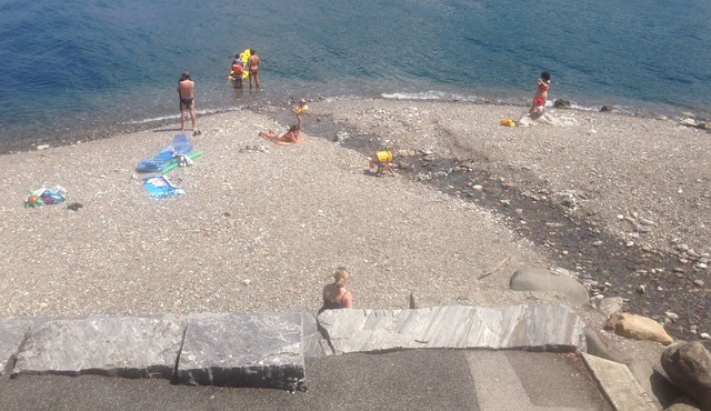 Apartment for 4 people on the lakeside, homey, private large stone seat