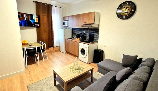 Apartment for 4 people metro Barriere de Paris, Private parking