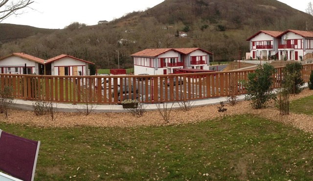 Apartment for 4 people, WIFI, private garden, near ocean with mountain view