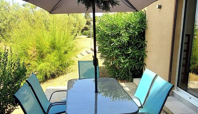 Apartment for 4 to 6 people on garden level with sea view