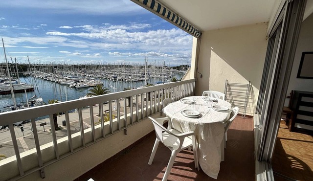 Apartment for 4 with parking in Port Camargue