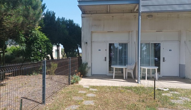 Apartment for 4 with terrace and beach access