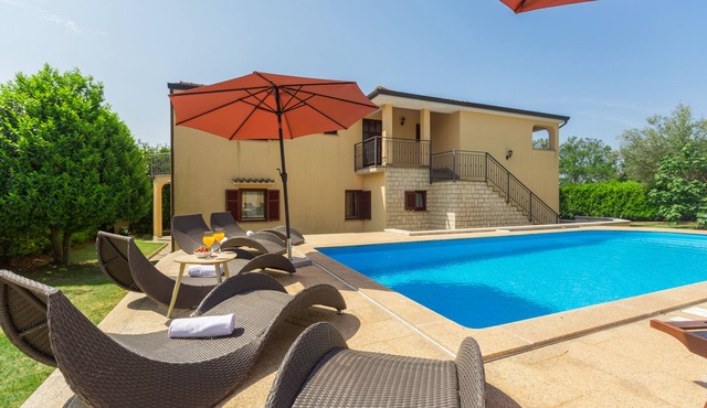 Apartment for 5 persons, 200m from the beach, pool and garden for shared use