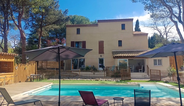 Apartment for 6 people, private Nordic bath, swimming pool 3 minutes from the medieval city.