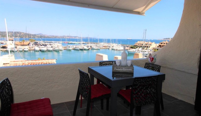 Apartment for 6 people, air-conditioned, with a view of the port at the Marines de Cogolin