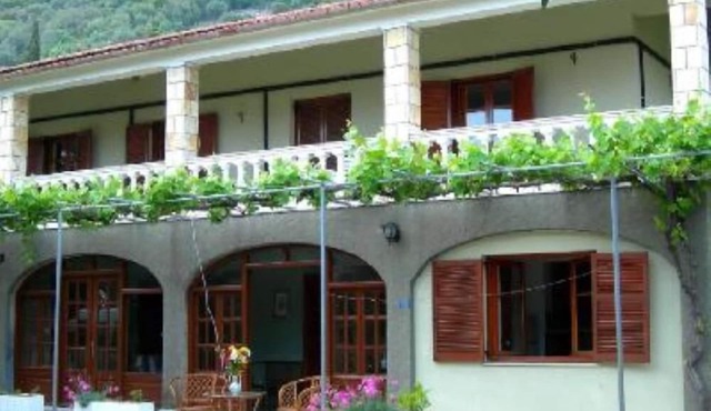 APARTMENT FOR 6 PERSONS AT THE CENTER OF BARBATI, 50 METERS FROM THE BEACH