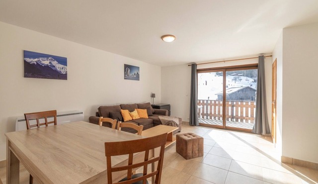 Apartment for 8 at the Foot of the Slopes with Mountain View, Private Terrace & Wi-Fi