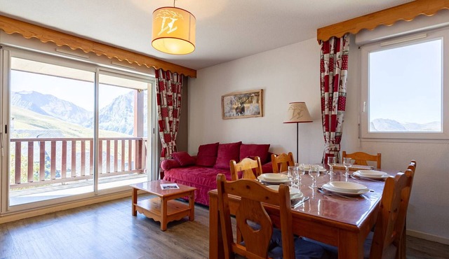 Apartment for 8, mountain views, near slopes