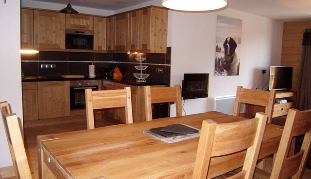 Apartment for 8, pool, wifi, 4 bdr, parking