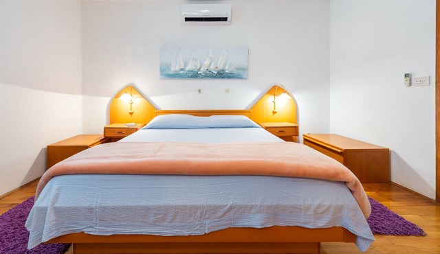 Apartment for 9 with 5 bedrooms, kitchen, living room, 3 bathrooms and balcony