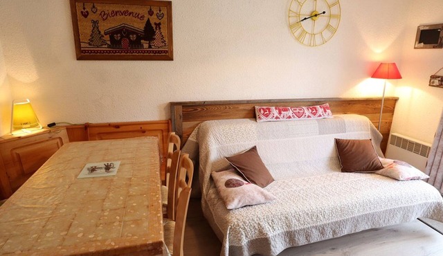 Apartment for 5 with pool, balcony, close to ski and village