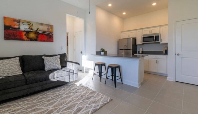 Apartment for travel workers/desk & full kitchen