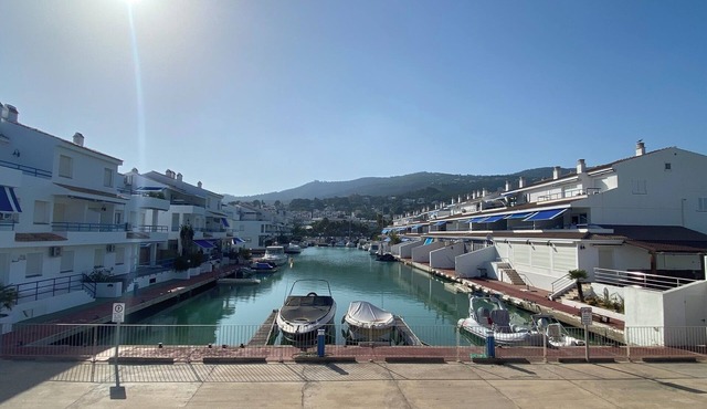 Apartment for up to 16 people with direct access to the sea in Alcossebre marina