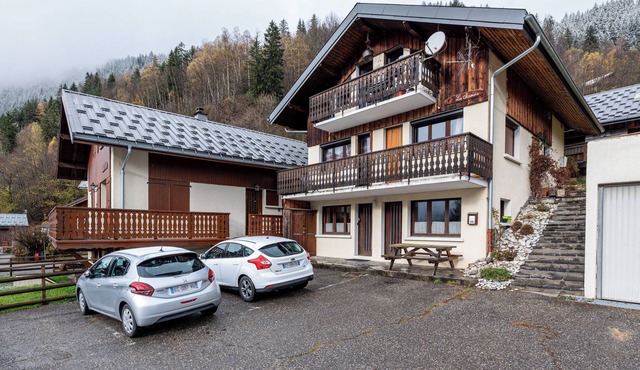 Apartment 'Chalet Le Chamois' with Mountain View, Private Terrace and Wi-Fi