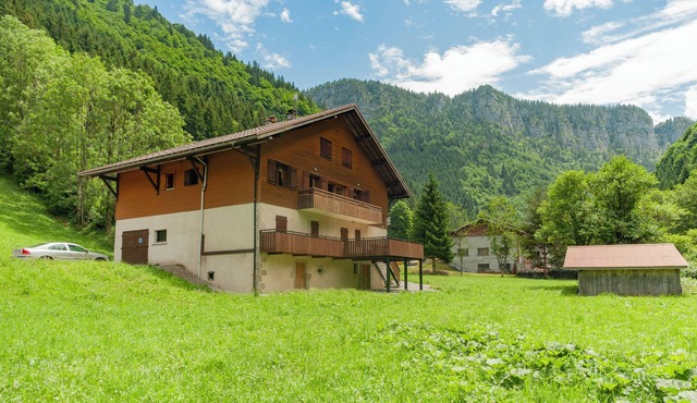 Apartment 'Grand Appartement Proche Gd Bornand' with Mountain View, Shared Garden and Balcony