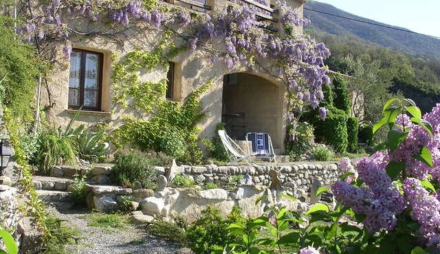 Apartment in Provence in a quiet area with mountai