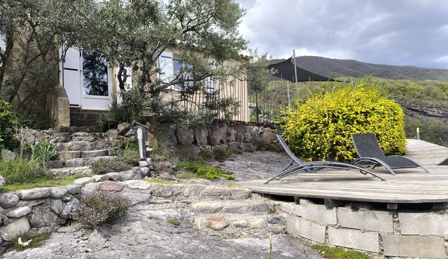 Apartment in Provence, quiet with mountain view