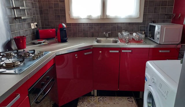 Apartment with lovely enclosed terrace overlooking Mont Ventoux and swimming pool.