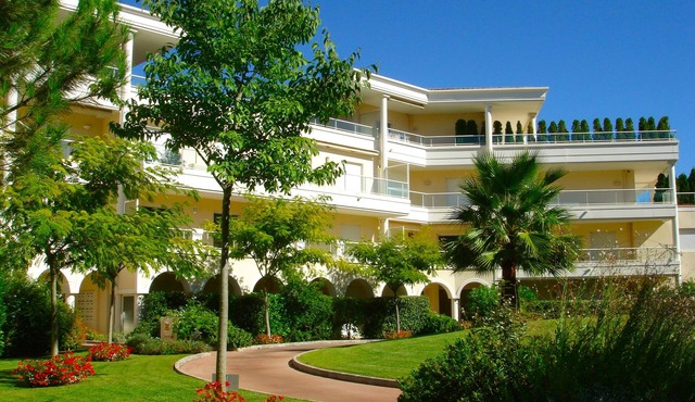 Apartment in peaceful location. Ideal for couples & young families.