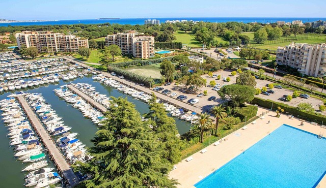 Apartment in Mandelieu-la-napoule with 3 bedrooms sleeps 6