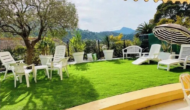 Apartment with large terrace and garden 300M from the beach