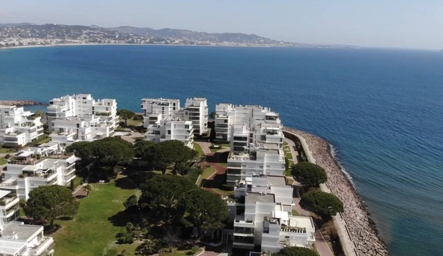 Apartment in exceptional waterfront residence