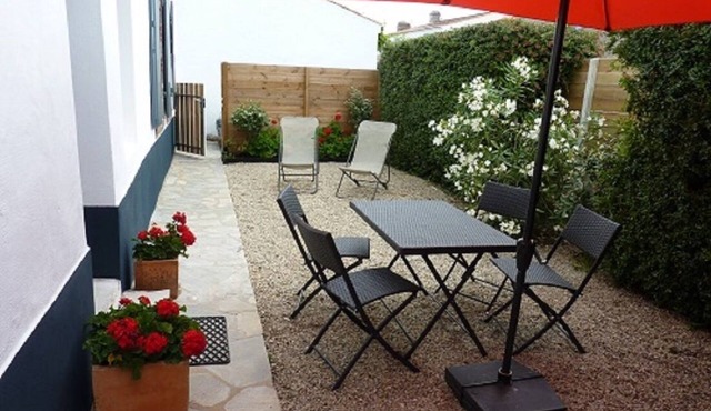 APARTMENT upstairs. - Patio 50m2 on private ground floor. 3 bedrooms, sleeps 4/5.