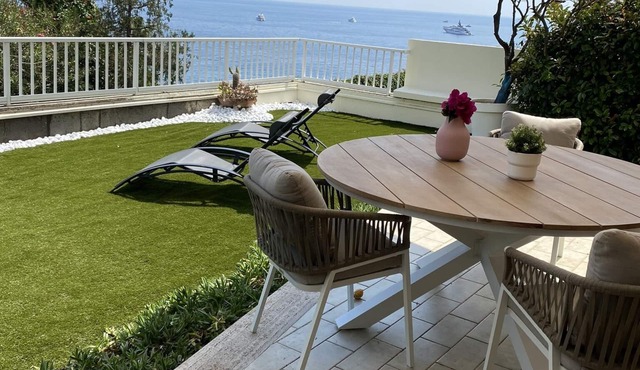 Apartment with garden by the sea, 5 min walk to the beach, only 2km from Monaco