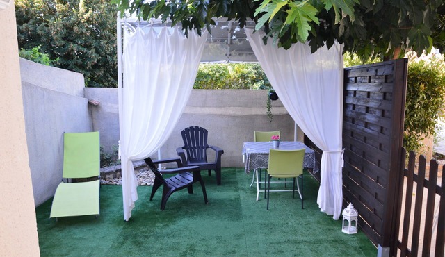 Apartment at the gateway to the Ardèche Gorges, 50 meters from the river.