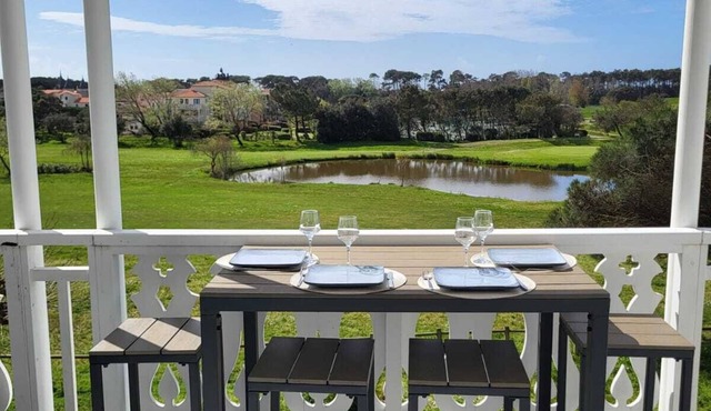 Apartment with breathtaking views of the Golf course, 10 minutes from the beautiful Veillon beach