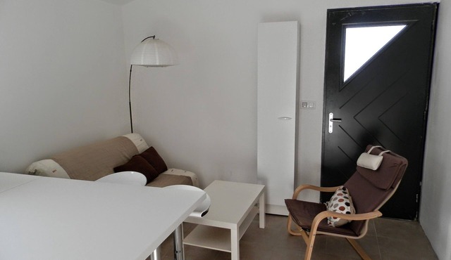 Apartment, free parking and Avignon outdoor courtyard.
