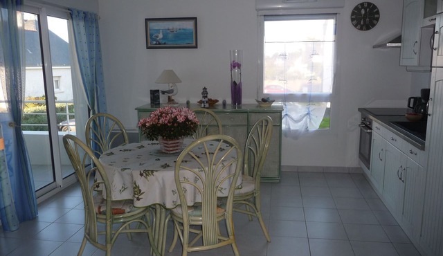 Apartment full of charm, at the foot of a stretch of sea water, close to shops.