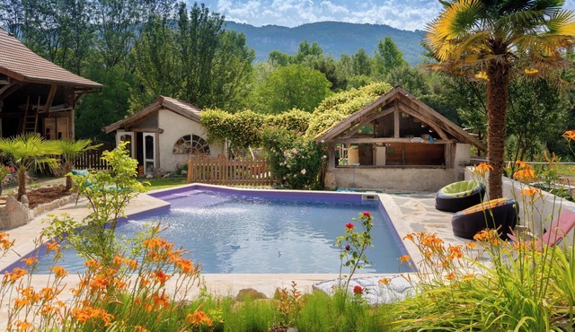 Apartment Gîte de l'Eléphant with Pool, Whirlpool, Wi-Fi & Terrace