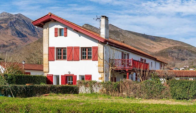 Apartment "Gîte à Sare" with Mountain View, Private Terrace, and Wi-Fi