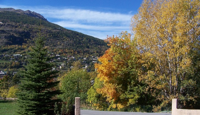 Apartment, garden level, with mountain views, close to the center.