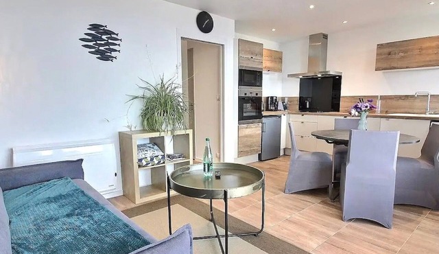 Apartment 'Gîte Bréhat' with Sea View, Private Terrace and Wi-Fi