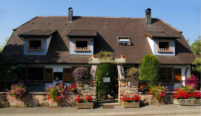 Apartment "Gîte Éclat De Soleil" with Private Terrace, Shared Garden, and Wi-Fi