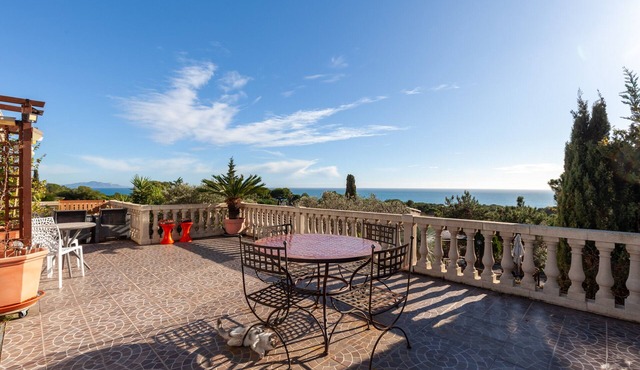Apartment “Gîte Entre Mer Et Jardin Ei Riazi” with Sea View, Wi-Fi and Air Conditioning