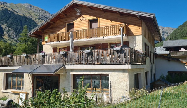 Apartment 'Gîte Le Cembro 6 People' with Mountain Views, Private Terrace & Wi-Fi